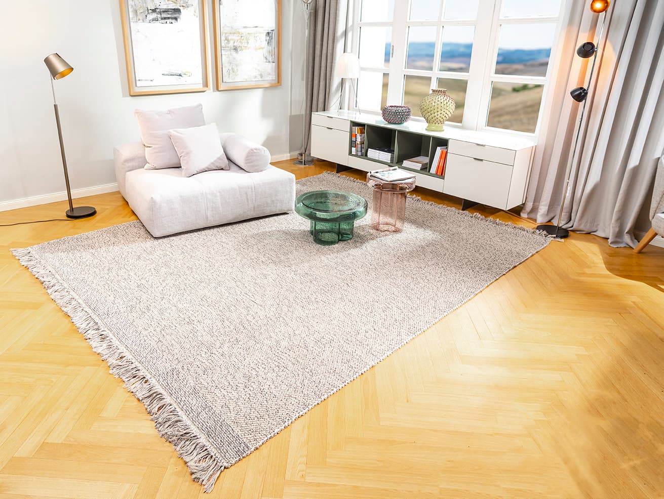 Wohnzimmer mit handgewebtem teppich in beige aus sardinien
