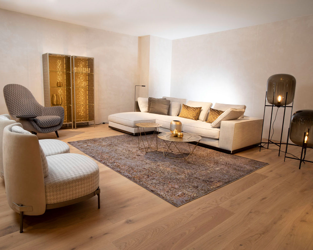 Persian Art Teppich in einem golden eingerichtetem Wohnzimmer