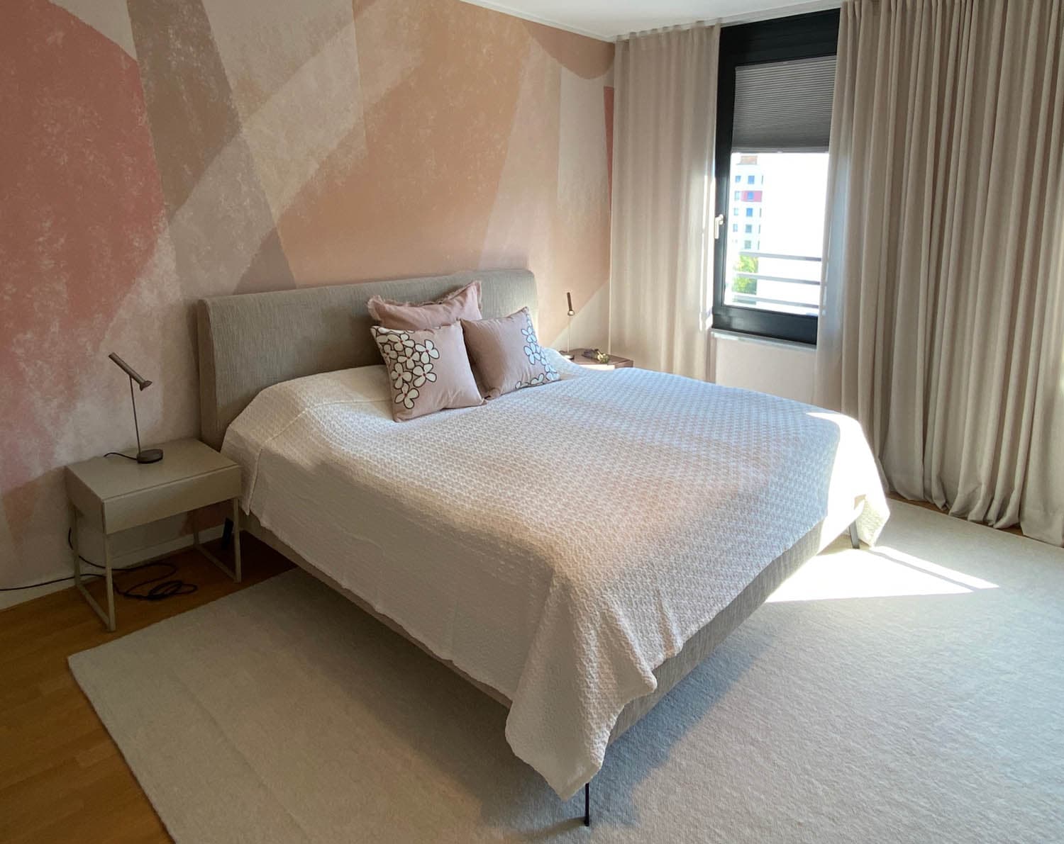 schlafzimmer einrichtung mit weißem nature teppich