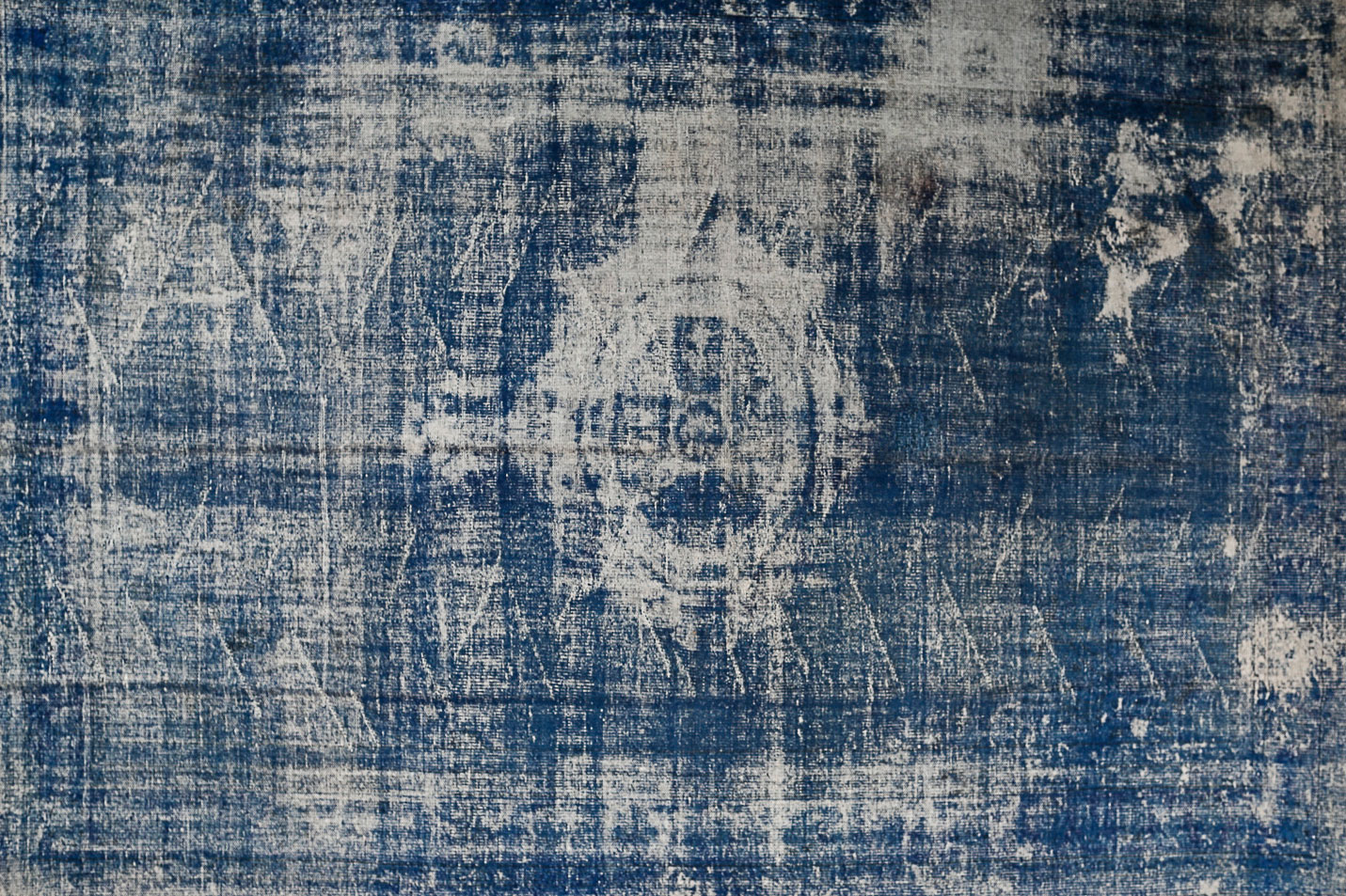 blauer decolorized teppich mit orientalischem muster