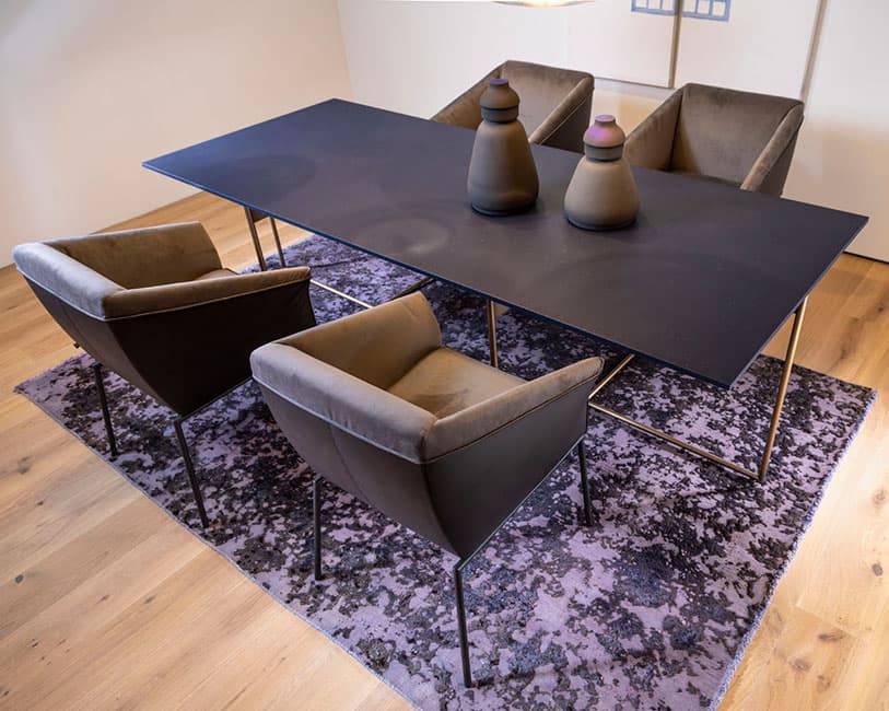 modernes Esszimmer mit vintage orient Teppich von Remade Carpets in Auberigne und Lila eingefärbt