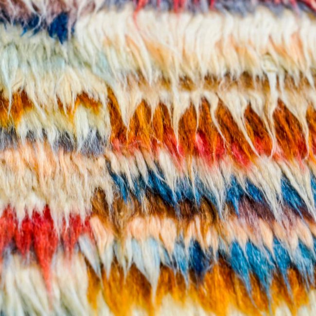 Close up eines bunt gestreiften Barchi Teppichs aus Wolle