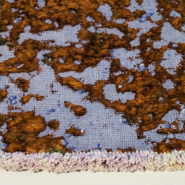 close up eines Persian Art Design Teppich lila goldbraun gemustert