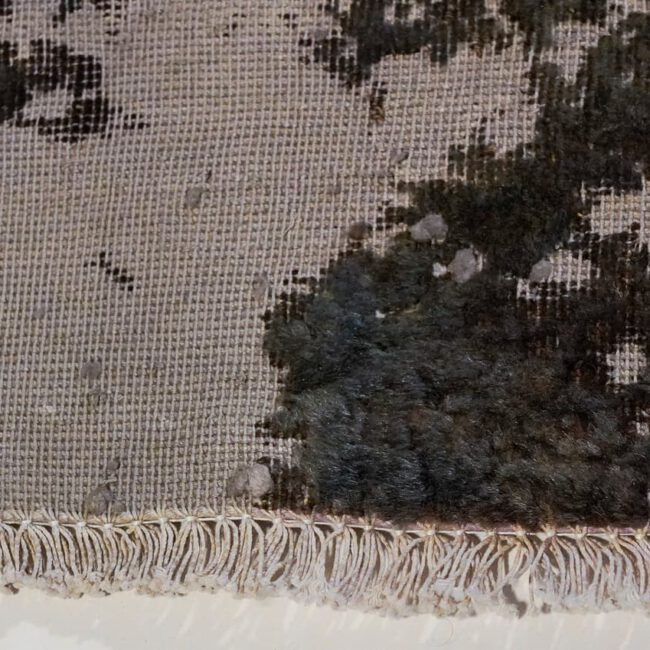 close up eines Persian Art Design Teppich lila schwarz gemustert