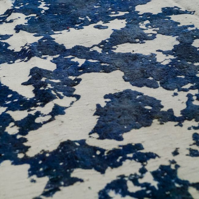 Nahaufnahme eines blau farbenen Persian Art Teppich