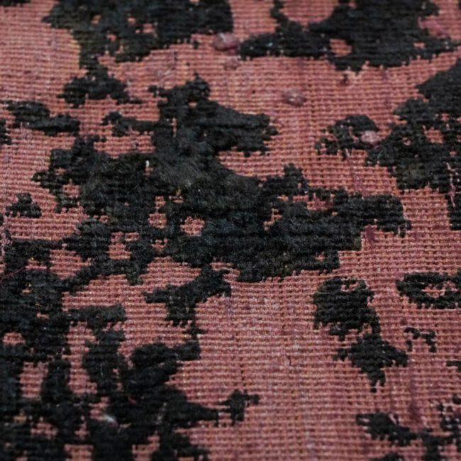 Nahaufnahme eines altrosa schwarz farbenen Persian Art Teppich