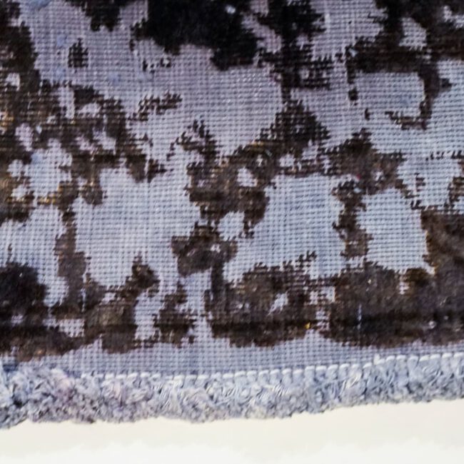 Nahaufnahme eines schwarz bläulich farbenener Persian Art Design Teppich