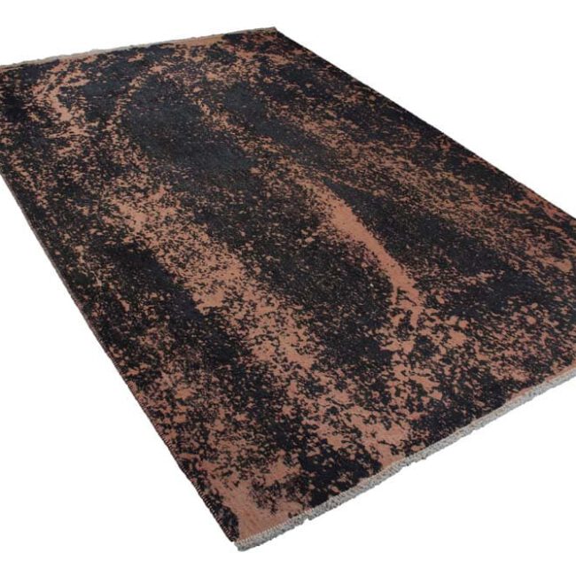 Nahaufnahme eines Persian Art Design Teppich mit altrosanem Untergrund und schwarzem Muster