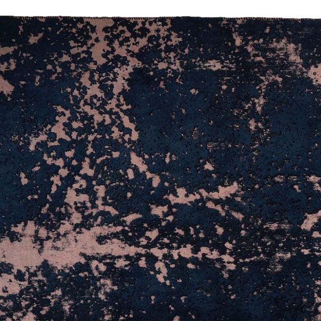 Nahaufnahme eines Persian Art Design Teppich mit altrosanem Untergrund und blauschwarzem Muster