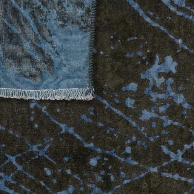 Nahaufnahme eines Persian Art Design Teppich mit blauem Untergrund und grüngoldenem Muster