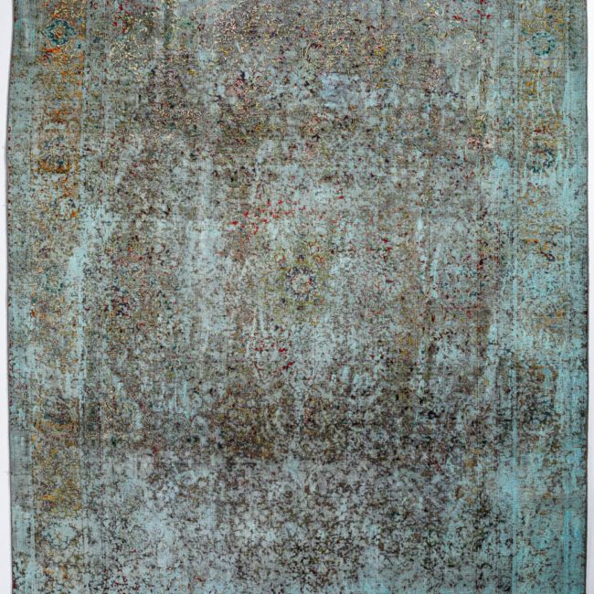 Persian Art Design Teppich mit buntem Muster auf hell türkis farbenem Webgeflecht