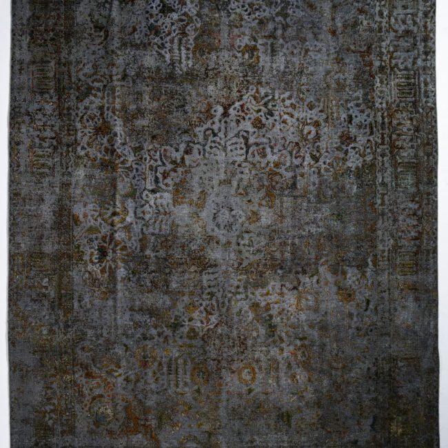 Persian Art Design Teppich mit dunkel farbigem Muster auf grau aubergine farbenem Webgeflecht