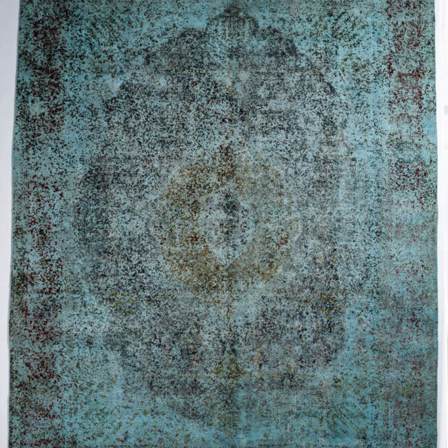 Persian Art Design Teppich mit farbigem Muster auf hell türkisblau farbenem Webgeflecht