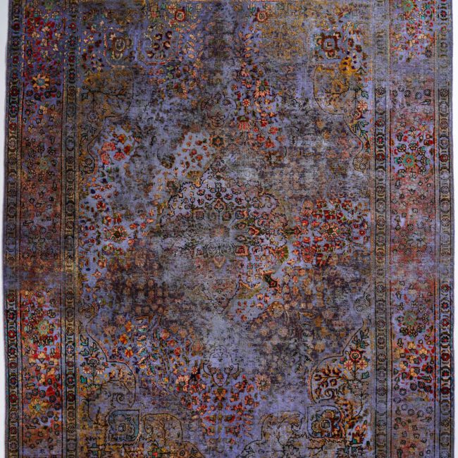 Persian Art Design Teppich mit farbigem Muster auf lila farbenem Webgeflecht