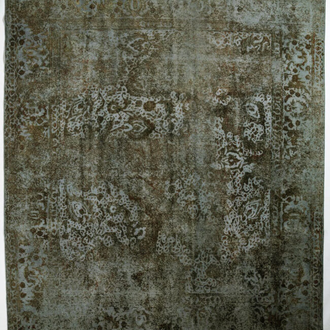 Nahaufnahme eines Persian Art Design Teppich mit farbigem Muster auf lila farbenem Webgeflecht
