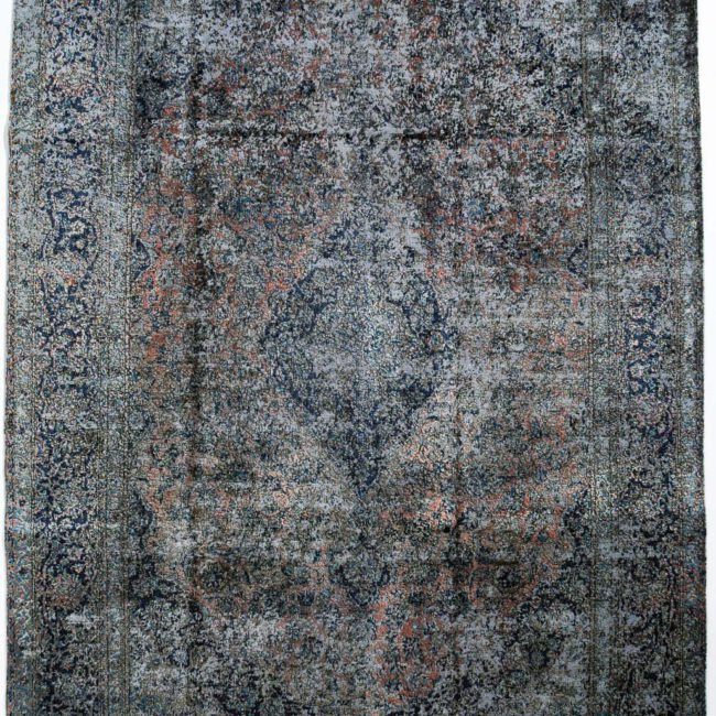 Persian Art Design Teppich mit farbigem Muster auf hell lila-blau farbenem Webgeflecht
