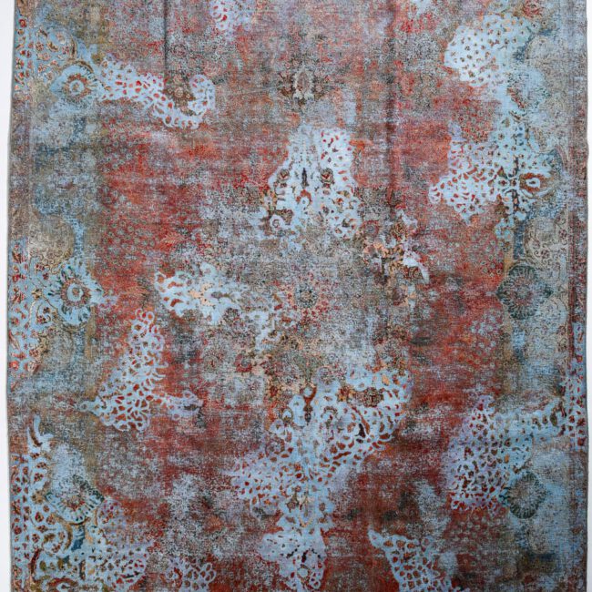 Persian Art Design Teppich mit dunkel farbigem Muster auf grau blaufarbenem Webgeflecht