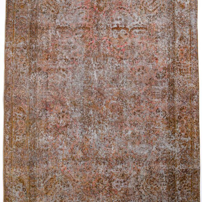 Nahaufnahme eines Persian Art Edition Teppich mit bläulichem Webfaden und gold-rot-grünem Muster