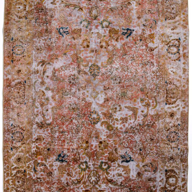 Close Up eines Persian Art Edition Teppich mit hell-lila Webfaden und buntem Muster