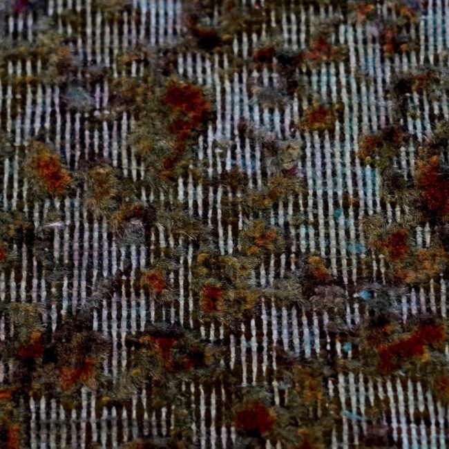 Nahaufnahme eines Persian Art Design Teppich mit farbigem Muster auf hell türkisblau farbenem Webgeflecht