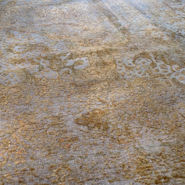 Nahaufnahme eines Persian Art Design Teppich mit farbigem Muster auf lila farbenem Webgeflecht