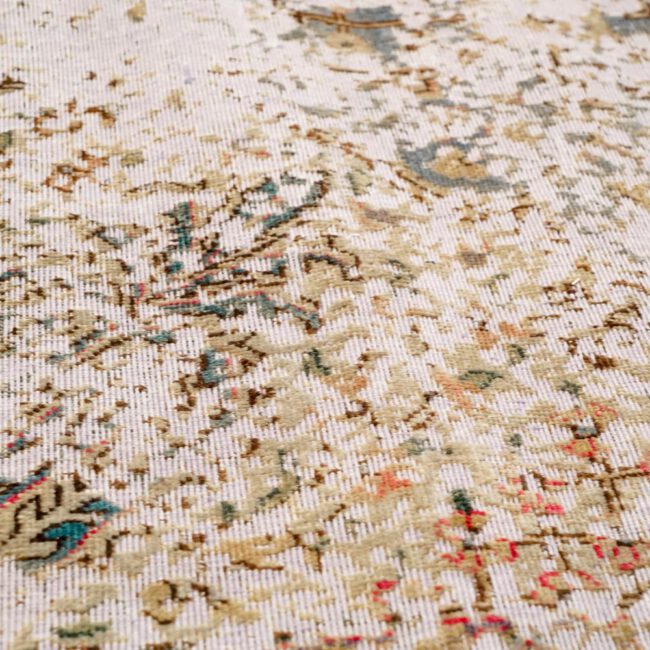 Nahaufnahme eines Persian Art Design Teppich mit farbigem Muster auf hell farbenem Webgeflecht