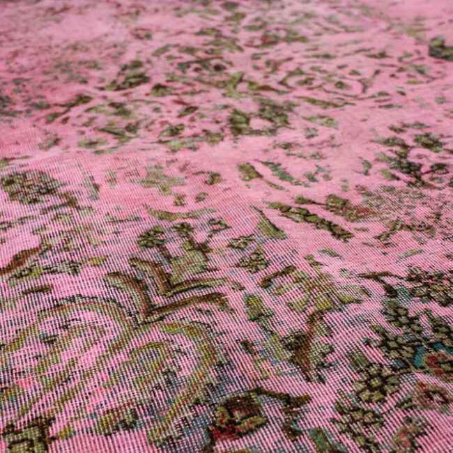 Nahaufnahme eines Persian Art Design Teppich mit pastelligem altrosa Muster