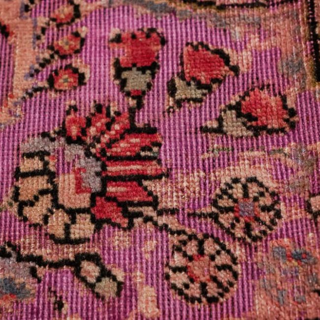 Close Up eines Persian Art Design Teppich mit pastelligem altrosa Muster