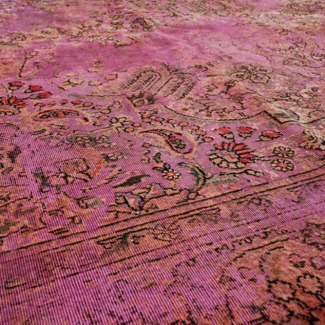 Close Up eines Persian Art Design Teppich mit pastelligem altrosa Muster