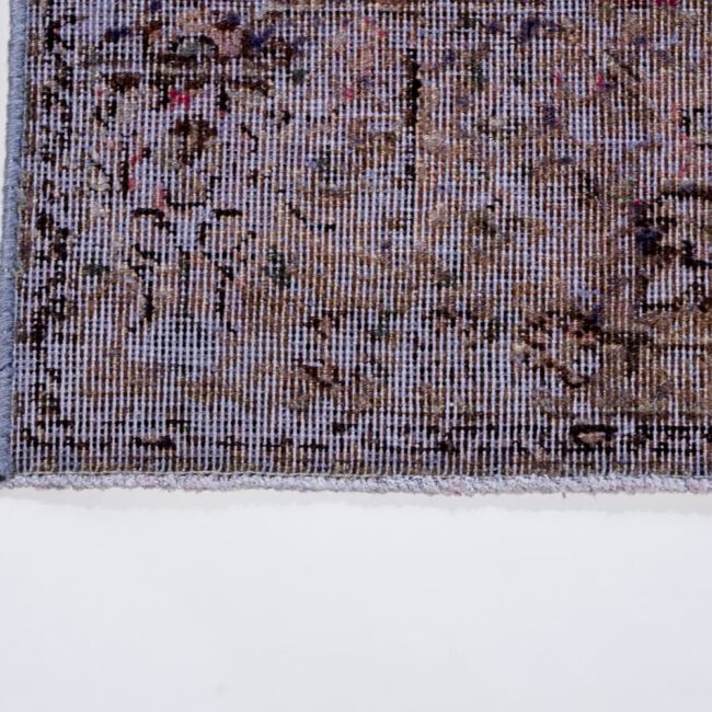 Close Up eines Persian Art Edition Teppich mit blau-lila Webfaden und buntem Muster