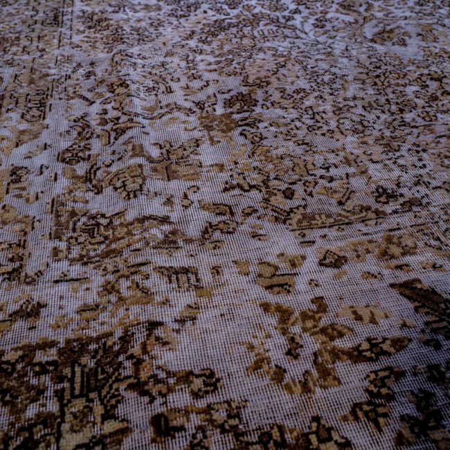 Nahaufnahme eines Persian Art Edition Teppich mit braun-goldenem Muster