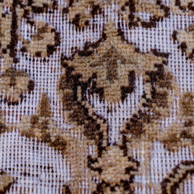 Nahaufnahme eines Persian Art Edition Teppich mit braun-goldenem Muster