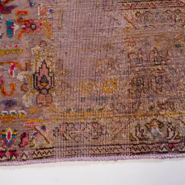 CLose Up eines Persian Art Edition Teppich mit bläulichem Webfaden und buntem Muster