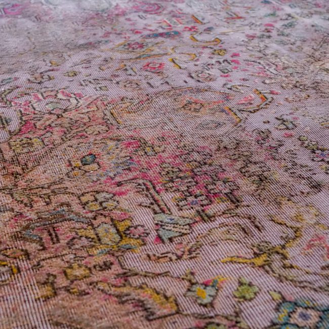 CLose Up eines Persian Art Edition Teppich mit bläulichem Webfaden und buntem Muster