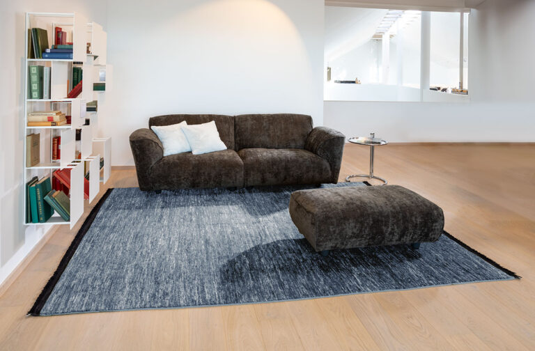 volari teppich in anthrazit in einer modernen wohnzimmer Einrichtung